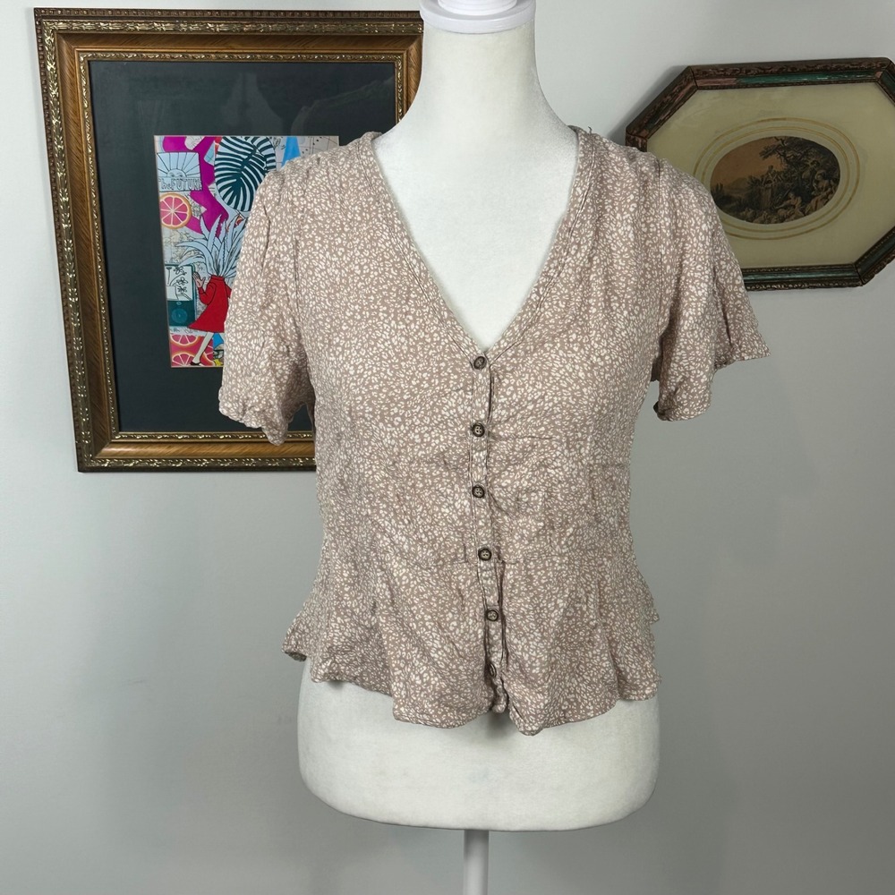 Urban Romantics Beige and White V neck Cropped Short Sleeve Top - SIZE L